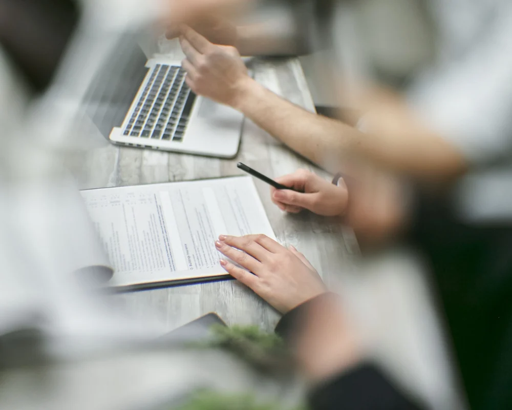 Gennemgang af regnskabsmateriale sammen med en kunde